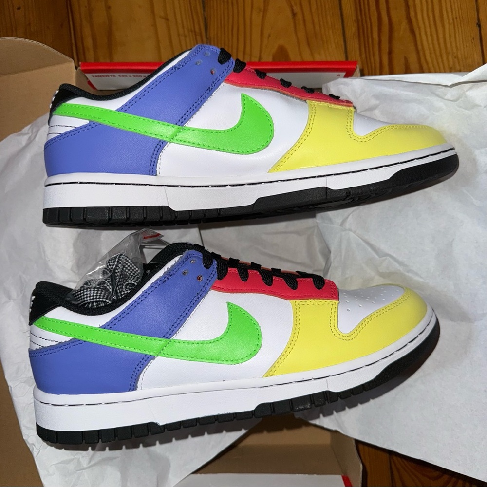 Nike Dunk Low Women’s Green strike ember glow new in box